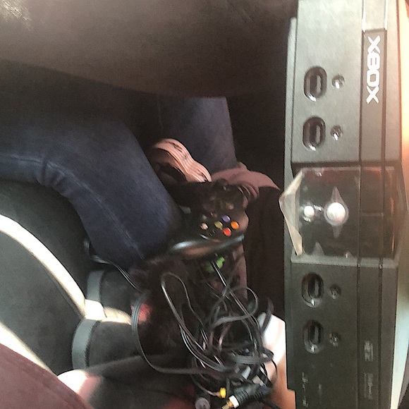 Xbox all black with one game one controller n all the wires - Picture 2 of 2
